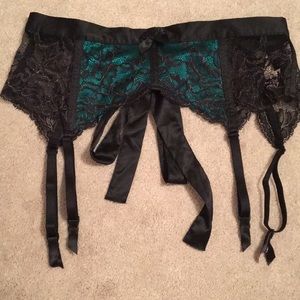 NET Victoria’s Secret green and black lace garter